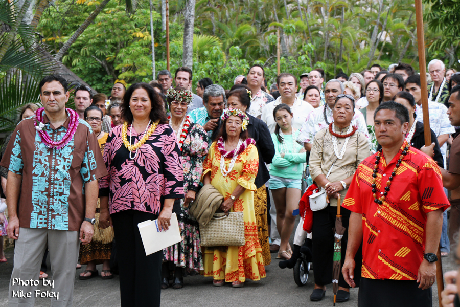 Graces entering the Hawaiian Village